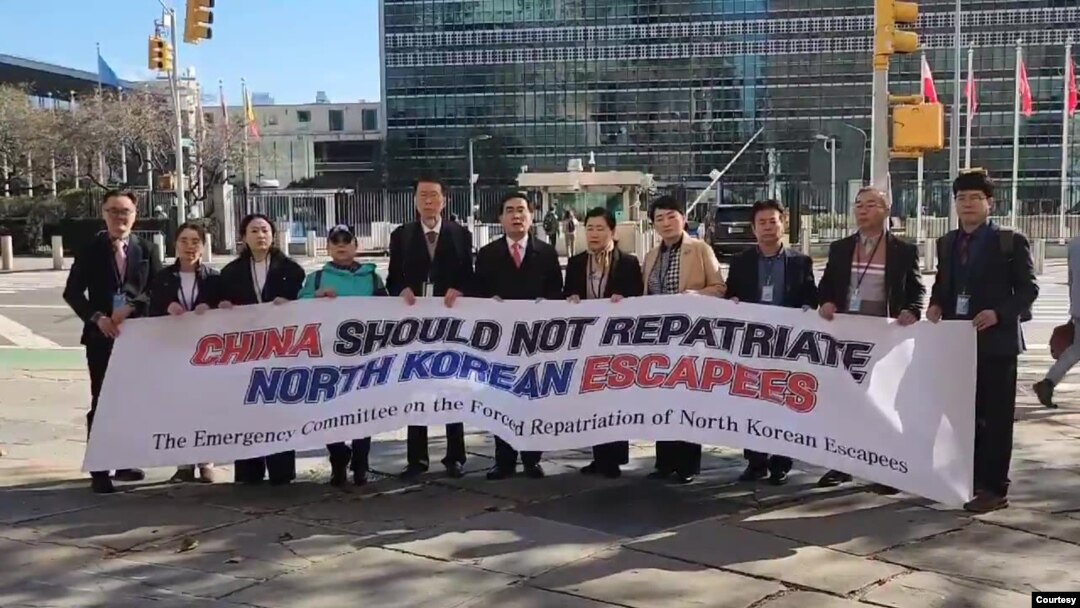 북한 외교관 출신 한국의 국민의힘 소속 태영호 국회의원과 인권단체, 탈북민 강제북송 비상대책위원회가 6일 뉴욕 유엔본부 앞에서 중국의 강제북송 중단을 촉구했다. 사진 = 탈북민 강제 북송 비상대책위원회 제공.