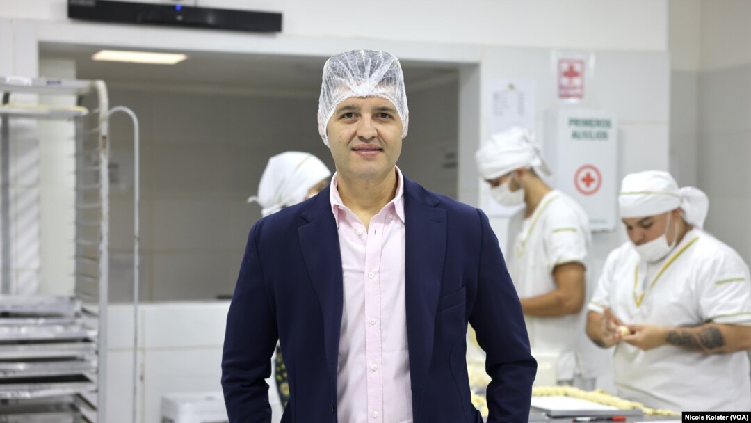 Néstor Briceño es ingeniero, en Venezuela trabajó en PDVSA. Se estableció en Buenos Aires, donde se convirtió en empresario.