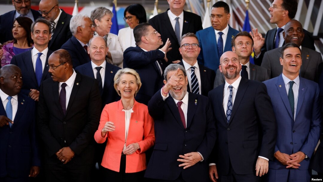 Lide Karayib la, Amerik Latin ak Inyon Ewop la rasanble pou yon foto an gwoup pandan rankont o some CELAC la nan vil Brusel, Beljik, 17 Jiye, 2023. 