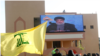 هواداران شیخ حسن نصرالله، رهبر حزب الله لبنان، که حدود ۱۰ سال قبل در حال سخنرانی برای آنان بود. 