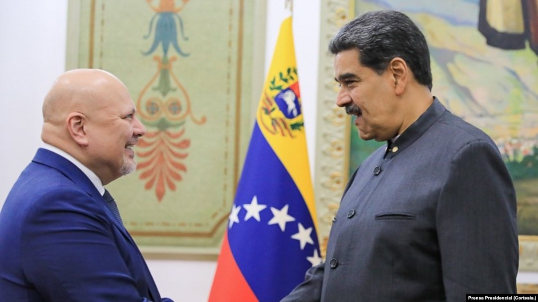 El fiscal de la Corte Penal Internacional, Karim Khan, saluda al presidente Nicolás Maduro en el Palacio de Miraflores, el 8 de junio.