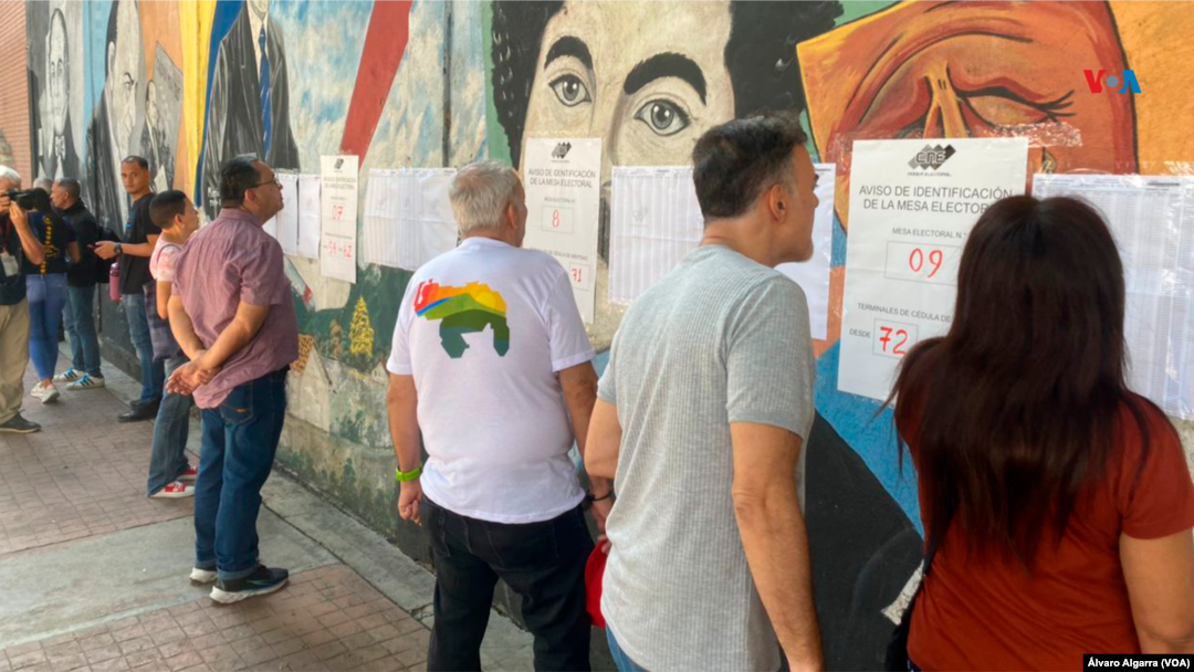 Ciudadanos venezolanos participan en el referendo consultivo en defensa del Esequibo. 