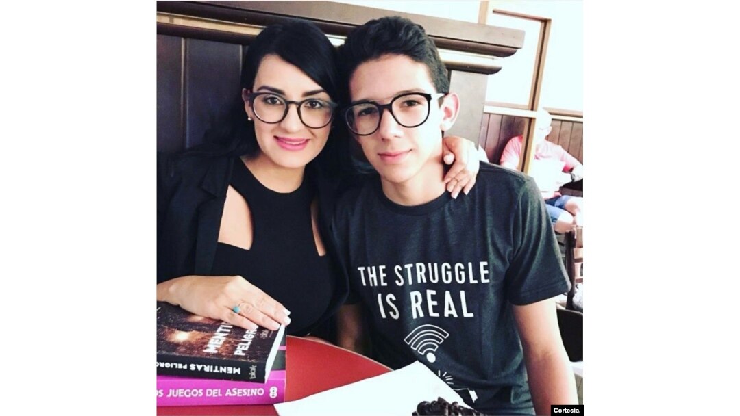 Luis Moros llegó de Venezuela con su madre a EEUU en 2016. Tras estudiar e integrarse, se dedica a inspirar a otros jóvenes en EEUU. [Cortesía]