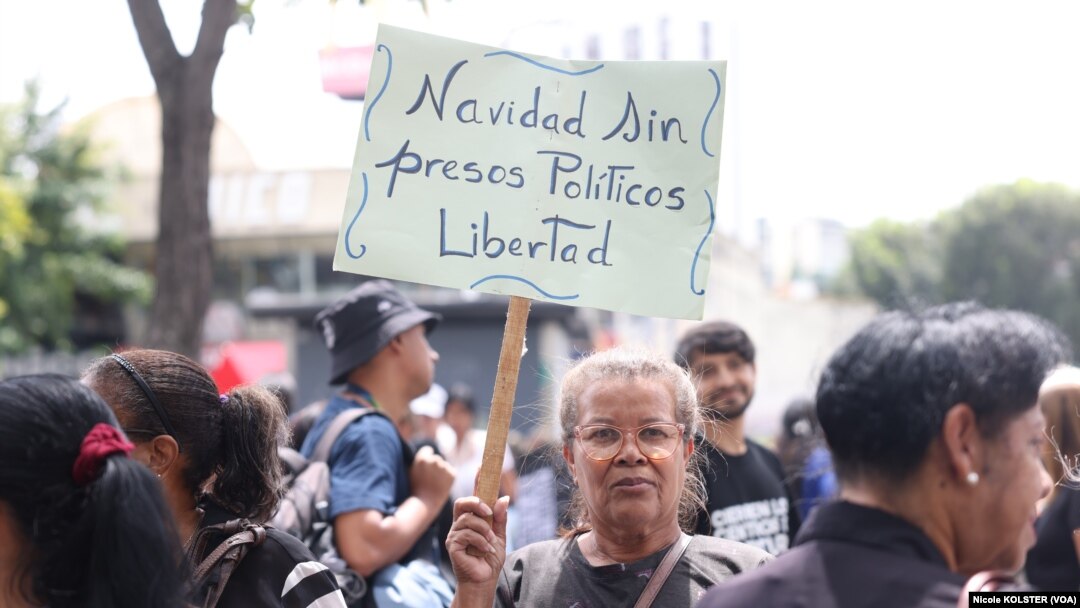 "Navidad sin presos políticos", se lee en una pancarta que sostiene una mujer que protestaba en Caracas por la liberación de detenidos, el 1 de noviembre de 2023.