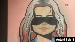 Retrato de la cantante Karol G realizado por Romeo Parra que está expuesto en la ciudad de Doral, en Florida.