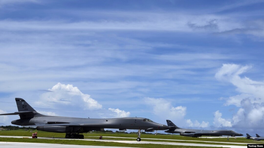 북한의 포위사격 위협을 받고 있는 괌 앤더슨 공군기지에서 장거리 전략폭격기 B-1B '랜서'가 대기하고 있다. 미 공군에 따르면 북한에서 2천100마일(3천379㎞)가량 떨어진 괌에는 현재 6대의 B-1B가 배치돼 있다. 