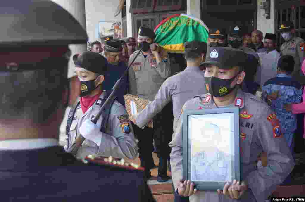 ဘောလုံးပွဲရုန်းရင်းဆန်ခတ်မှုအတွင်း ကျဆုံးသွားတဲ့ ရဲတယောက်ရဲ့ ဈာပန