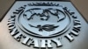 국제통화기금(IMF) 로고가 IMF 본부 건물 앞에 걸려 있다. (자료사진)