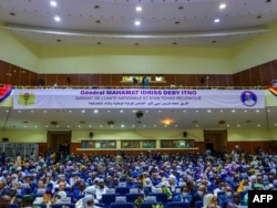 Les gens assistent à la session plénière au centre d'art et de musique où Mahamat Idriss Deby a prêté serment en tant que président de transition du Tchad, à NDjamena le 10 octobre 2022.