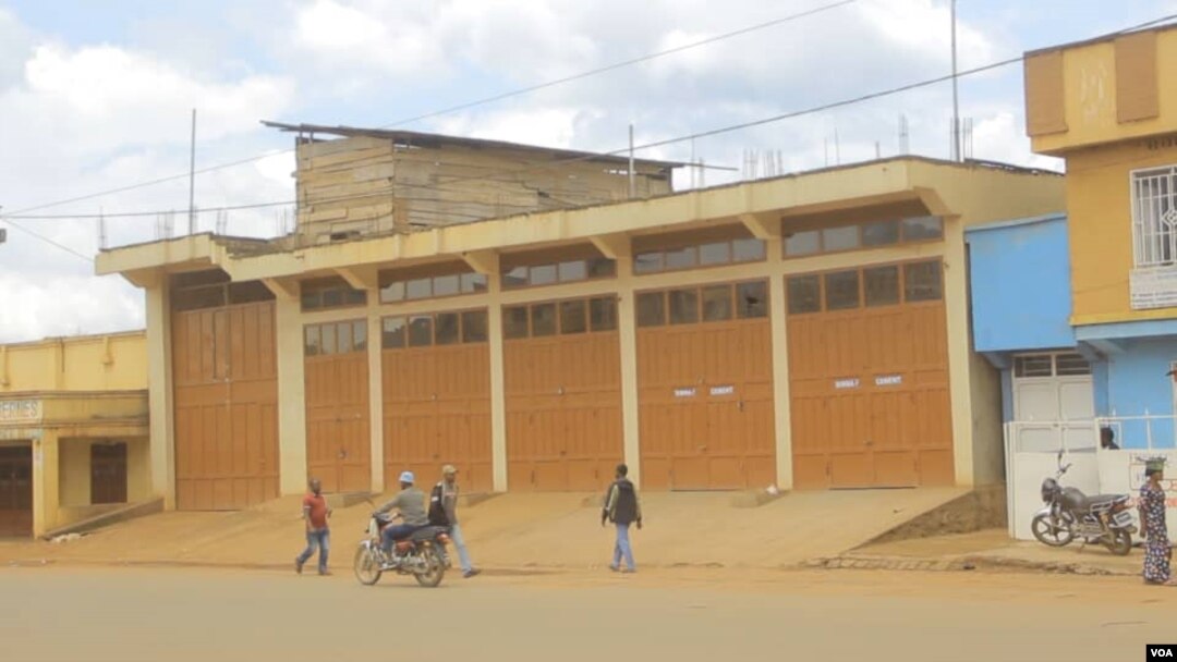 Biashara zimefungwa mjini Butembo kutokana na waasi wa ADF kushambulia wananchi, kuchoma malori na magari yao. Picha na Austere Malivika.