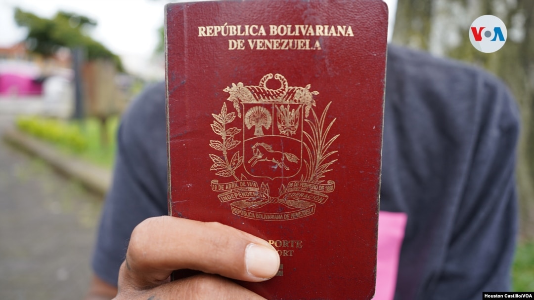 Un migrante venezolano muestra su pasaporte en Costa Rica. Foto Houston Castillo, VOA
