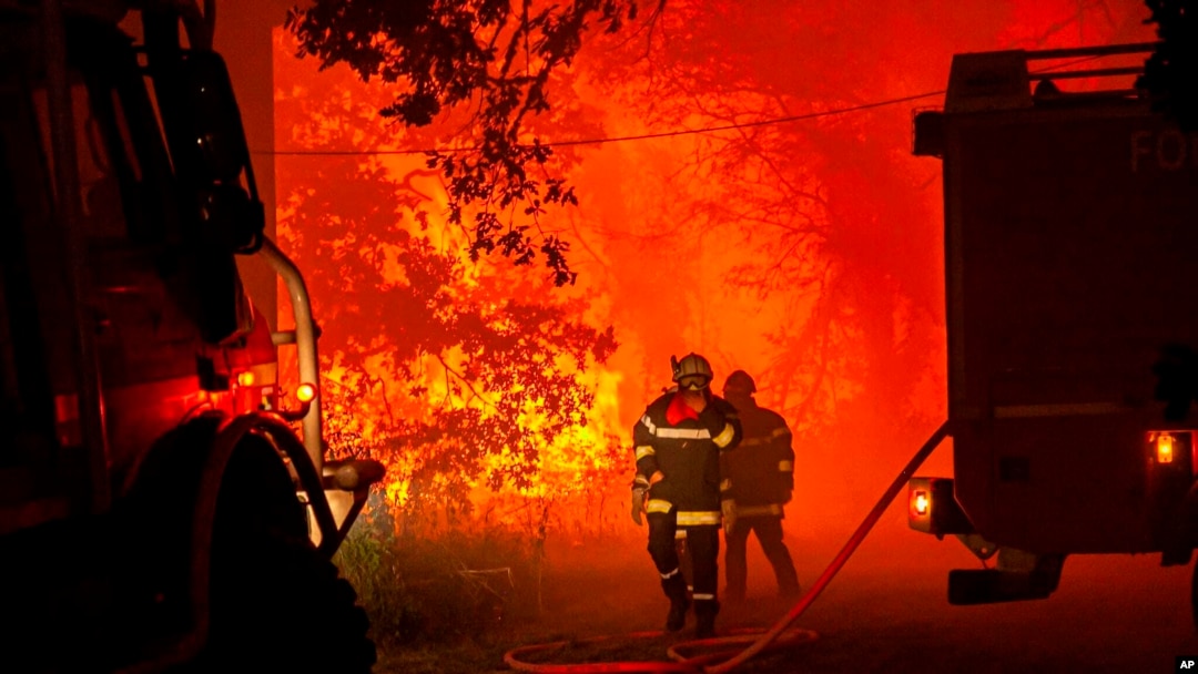 Esta foto proporcionada por el cuerpo de bomberos de la región de Gironde (SDIS 33) muestra a los bomberos luchando contra un incendio forestal cerca de Landiras, suroeste de Francia, el domingo 17 de julio de 2022.