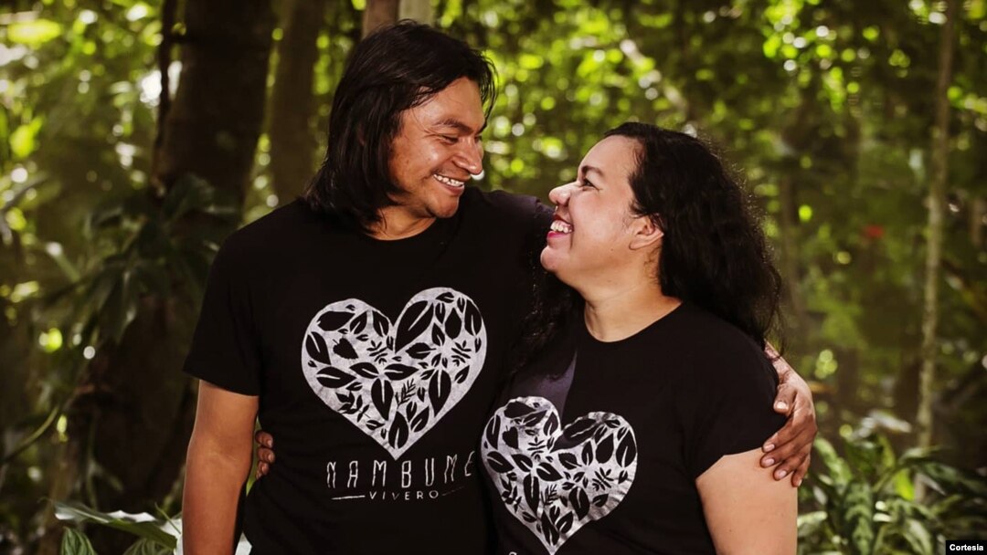 Ramón Potosme junto a su esposa Rótsen López Rodríguez en el Vivero “Nambume” que significa “corazón” en lengua Chorotega.