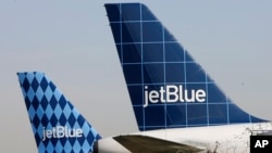 ARCHIVO - Los aviones de JetBlue se ven en el aeropuerto JFK de Nueva York en esta foto de archivo del martes 20 de febrero de 2007.