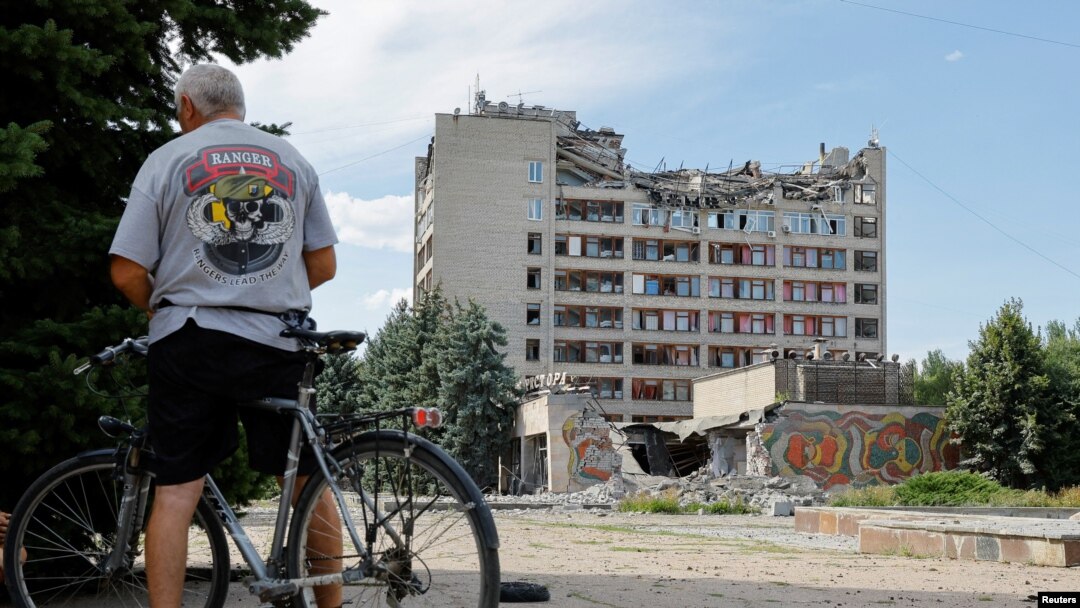 A view shows a hotel building recently hit by shelling in the course of Ukraine-Russia conflict in the Russian-controlled town of Svitlodarsk in the Donetsk region, Ukraine August 8, 2022. REUTERS/Alexander Ermochenko