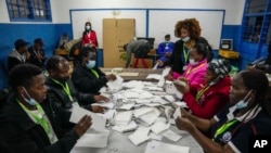 የምርጫ አስፈፃሚዎች በኪሊሜራ አንደኛ ደረጃ ትምህርት ቤት የምርጫ ጣቢያ የድምፅ ቆጠራ እያካሄዱ፤ ናይሮቢ፣ ኬንያ እአአ 8/9/2022