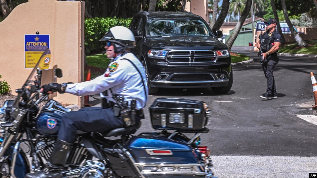 ARCHIVO - El Servicio Secreto y los agentes de la ley locales se ven frente a la casa del expresidente Donald Trump en Mar-A-Lago en Palm Beach, Florida, el 9 de agosto de 2022.