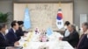 안토니우 구테흐스(오른쪽 가운데) 유엔 사무총장과 윤석열(왼쪽 가운데) 한국 대통령이 12일 서울 용산에서 회동하고 있다. (한국 대통령실 제공)