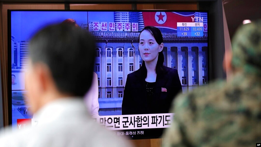 한국 서울역에 설치된 TV에서 북한 김여정 노동당 부부장 발언 관련 뉴스가 나오고 있다.