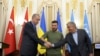 ယူကရိန်းသမ္မတ Volodymyr Zelenskyy(လယ်)၊ တူရကီသမ္မတRecep Tayyip Erdogan(ဘယ်)နှင့် ကုလသမဂ္ဂအတွင်းရေးမှူးချုပ်Antonio Guterres(ညာ)