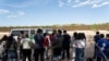 Hallan 153 migrantes abandonados en camión en sur de México