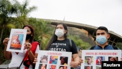Personas protestan frente a la sede del Servicio Bolivariano de Inteligencia Nacional (SEBIN), en busca de la libertad de los presos políticos durante la visita del Fiscal de la Corte Penal Internacional Karim Khan, en Caracas, Venezuela, 3 de noviembre de 2021.