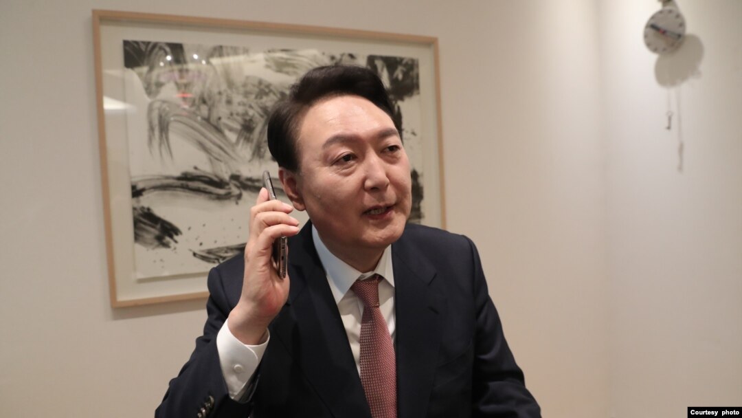윤석열 한국 대통령 당선인이 10일 오전 조 바이든 미국 대통령과 통화하고 있다. 사진: 국민의힘 선대본부.
