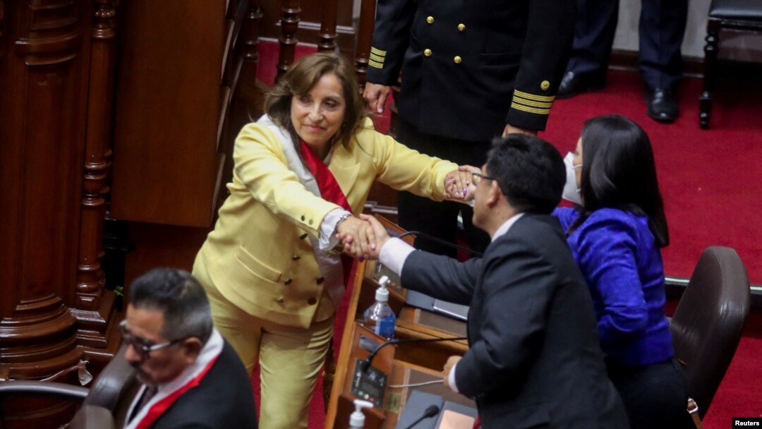 La nueva presidenta Dina Boluarte es jurada como jefa de Estado ante el Congreso de Perú, el 7 de diciembre de 2022.