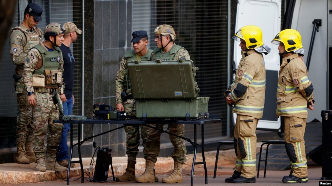 Miembros de las fuerzas de seguridad trabajan tras una supuesta amenaza de bomba en la sección hotelera de la ciudad, cerca de donde se hospeda el presidente electo Lula da Silva antes de su toma de posesión el 1 de enero, en Brasilia, Brasil, 27 de diciembre de 2022. 