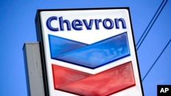 Foto Achiv: Yon afich konpayi petwol Ameriken Chevron nan Bradenton, Florid. 