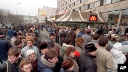 Cientos de personas hacen fila para comer en el primer restaurante McDonald’s en la Unión Soviética en el día de su apertura el 31 de enero de 1990.