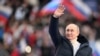 El presidente ruso, Vladimir Putin, saluda a la audiencia durante un mitin con motivo del 8º aniversario de la anexión de Crimea, en el estadio Luzhniki de Moscú, el 18 de marzo de 2022.