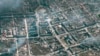 Imaj satelit sa a ke Maxar Technologies pran Lendi 21 Mas 2022 montre sant Dramatik Mariupol la (anwo fe mitan an) ak zon alantou li ki andomaje nan Mariupol, Ikren.