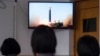25일 북한 장철구평양상업대학 학생들이 화성-17 신형 대륙간탄도미사일 발사 관련 영상을 보고 있다.