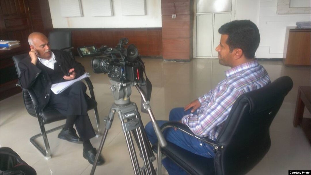 Almigdad Mojalli conducts an interview, Jan., 2015.