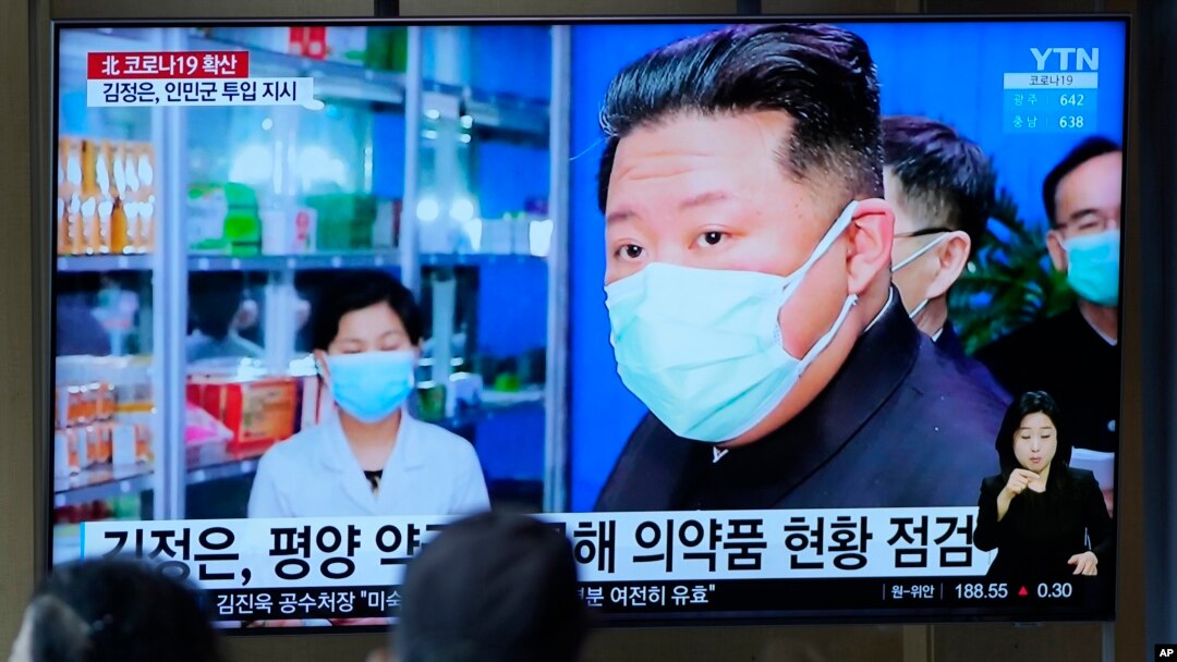 김정은 북한 국무위원장이 마스크를 쓴 채 평양 시내 약국을 방문한 모습이 지난달 16일 한국 서울 시내 철도역 TV에서 방송되고 있다. (자료사진)