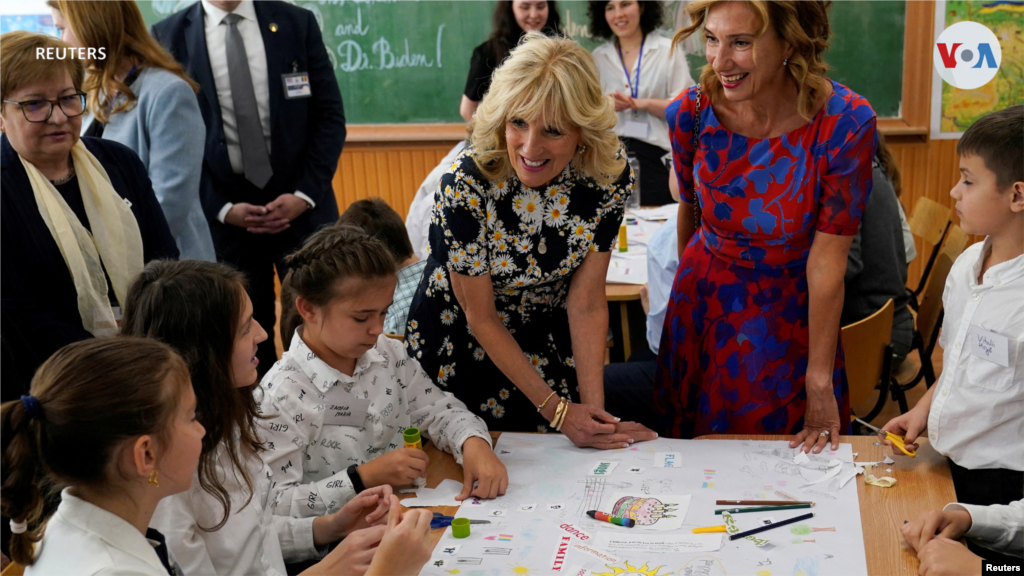 La primera dama de Estados Unidos, Jill Biden, y la primera dama de Rumania, Carmen Johannis, visitan la escuela Uruguay en Bucarest. 