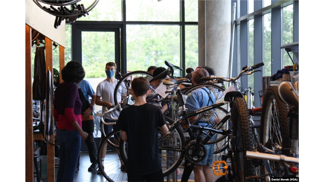 Students and volunteer teachers fix up bicycles at Phoenix Bikes in Arlington, Virginia. (Dan Novak/VOA)