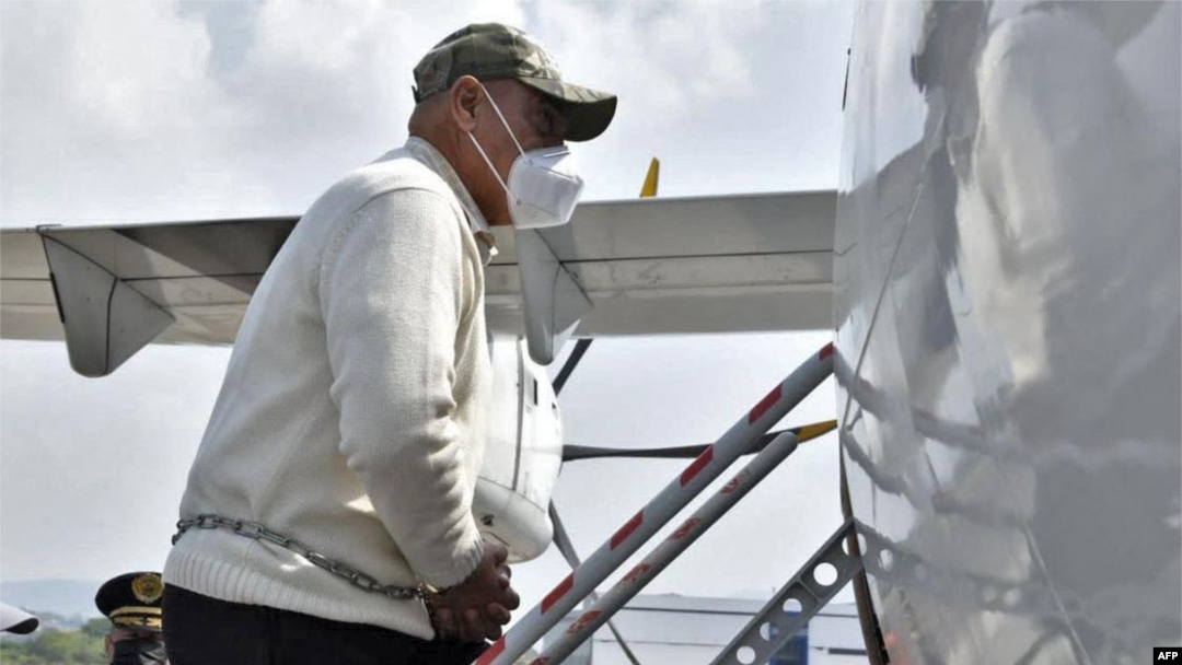 El exdirector de la Policía Nacional de Honduras captado mientras abordaba la mañana de este martes 10 de mayo el avión de la DEA en Tegucigalpa, para ser extraditado y enfrentar la justicia estadounidense en Nueva York, el 10 de mayo de 2022. 