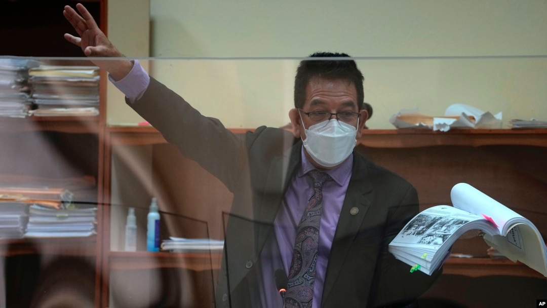 El juez Miguel Ángel Gálvez argumenta en la corte durante una audiencia por un caso de drogas en la Ciudad de Guatemala, el miércoles 11 de mayo de 2022.