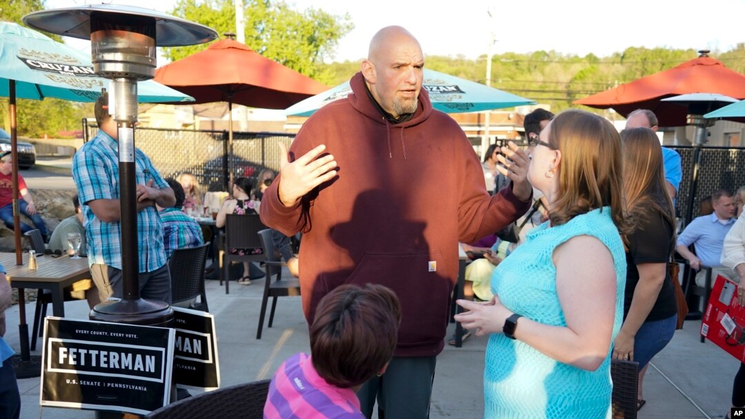 El vicegobernador de Pensilvania, John Fetterman, quien se postula para la nominación demócrata para el Senado de los EEUU por Pensilvania, saluda a los partidarios en una parada de campaña, el 10 de mayo de 2022, en Greensburg, Pensilvania.