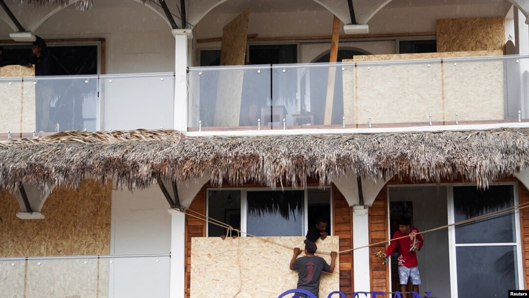 Residentes bloquearon las ventanas mientras se preparaban para la llegada del huracán Agatha, en Puerto Escondido, estado de Oaxaca, México, 29 de mayo de 2022.