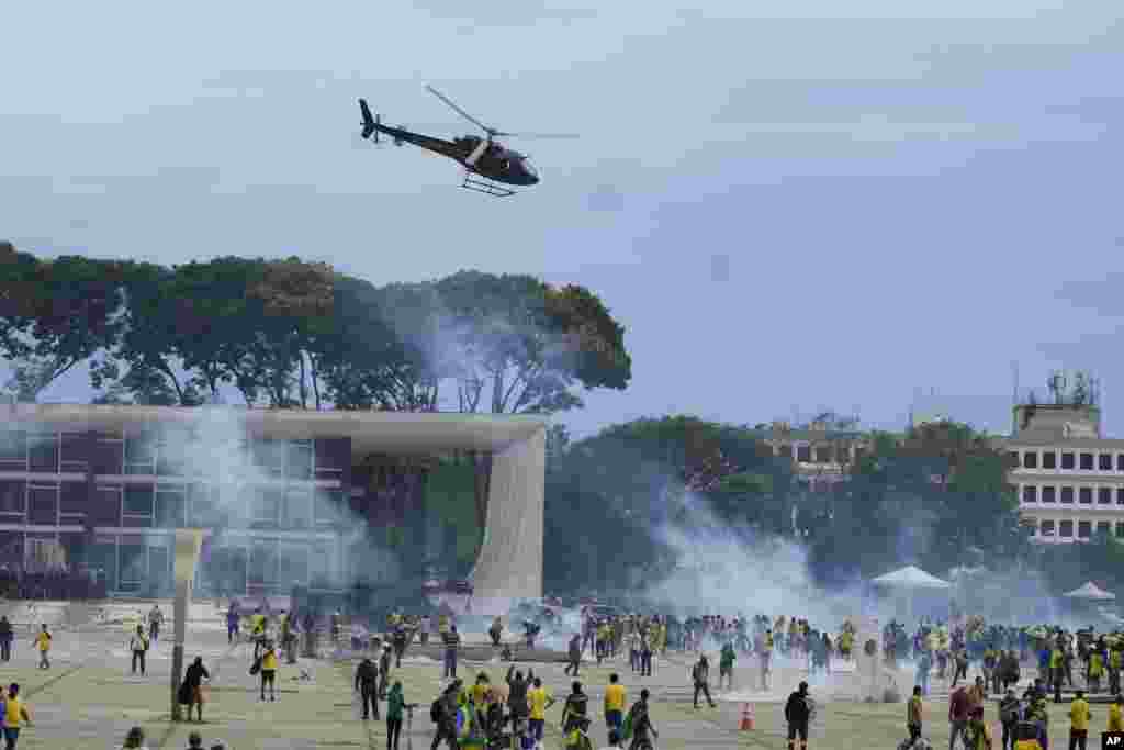 Enfrentamientos con la policía mientras asaltan la sede del Gobierno de Brasil, el domingo 8 de enero de 2023.