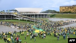Centenas de apoiantes do ex-presidente Bolsonaro na Esplanada dos Ministérios em Brasília a 8 de Janeiro 2023, quando atacaram os símbolos do poder (arquivo)