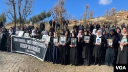Şırnak’ın Uludere ilçesine bağlı Ortasu ve Gülyazı köylerinde yaşayan yüzlerce kişi, ölenlerin yasını temsilen, 11 yıldır siyah elbiseler giyen kadınların çoğunlukta olduğu köylüler, erken saatlerde, hava bombardımanında kaybettiklerinin mezarlarını ziyaret etti. 