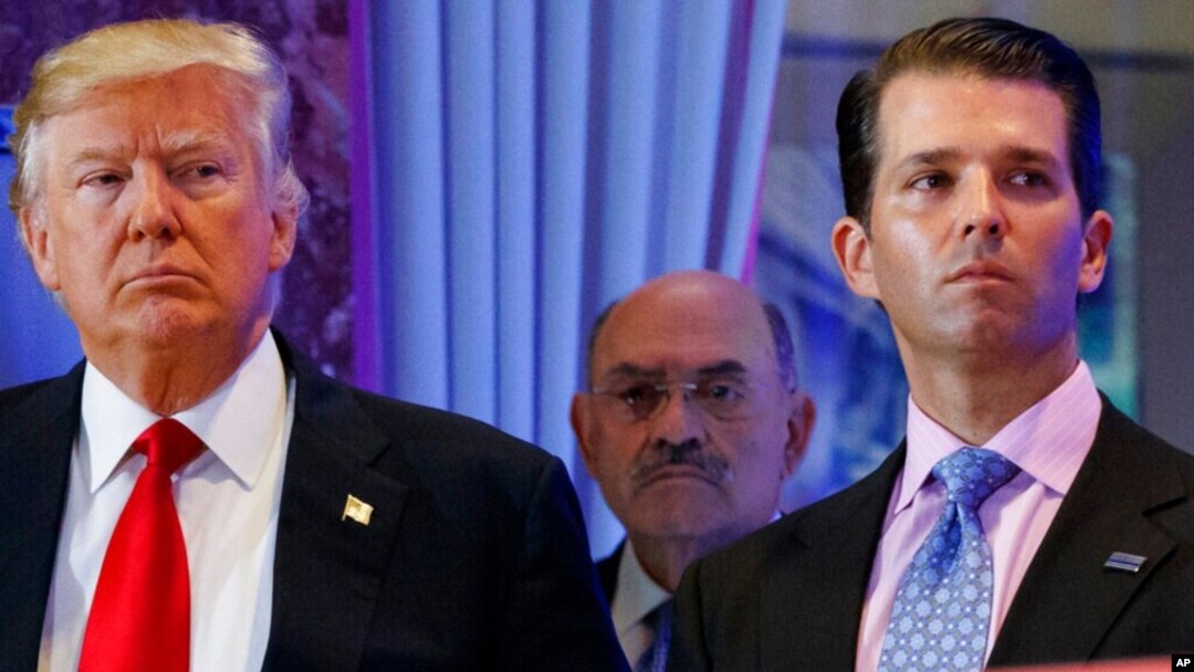 El entonces presidente electo Donald Trump (izq.), su director financiero Allen Weisselberg (centro), y su hijo Donald Trump Jr. (der.) durante una conferencia de prensa el 11 de enero de 2017 en Nueva York.