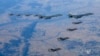 지난해 11월 '비질런트 스톰' 미한 연합공중훈련에 참가한 B-1B 미 공군 전략폭격기(가운데)가 한국 공군 F-35 전투기(아래), 미 공군 F-16 전투기(위)와 한반도 상공을 비행하고 있다.
