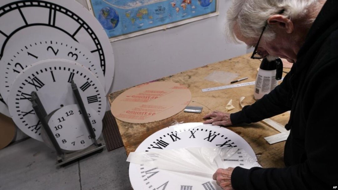 Richard Finn trabaja en la creación de esferas de reloj en Electric Time Company, el martes 1 de noviembre de 2022, en Medfield, Massachusetts.