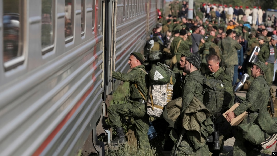 FILE - Wanajeshi wa Russia walioandikishwa wakipanda treni kituo cha Prudboi, mkoa wa Volgograd, Russia, Sept. 29, 2022. 