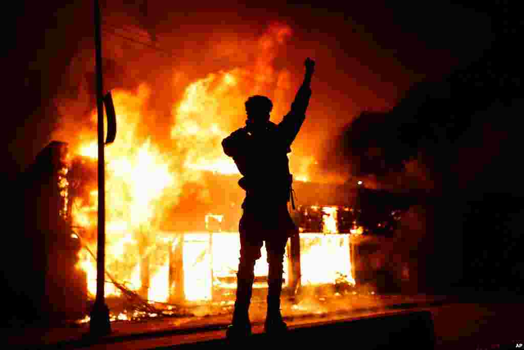 Un negocio de cobro de cheques arde durante las protestas en Minneapolis tras la muerte de George Floyd a manos de la polic&#237;a, el 29 de mayo.